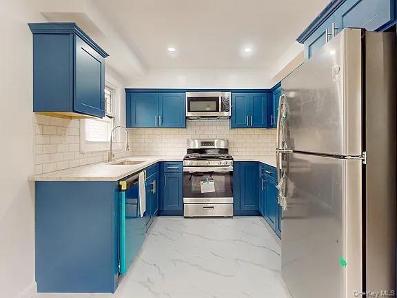 22 Whitney Ave in Floral Park, NY - Foto de edificio - Building Photo