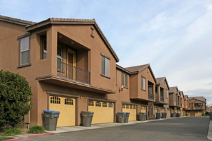 Pebble Brook Village in Kerman, CA - Foto de edificio - Building Photo