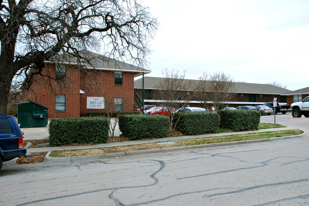 Bryan Court Apartments in Denton, TX - Foto de edificio