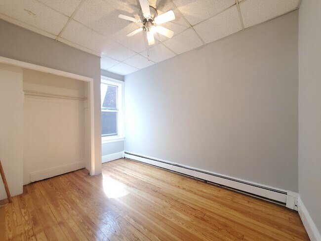 559 Avenue A, Unit 2F in Bayonne, NJ - Foto de edificio - Building Photo