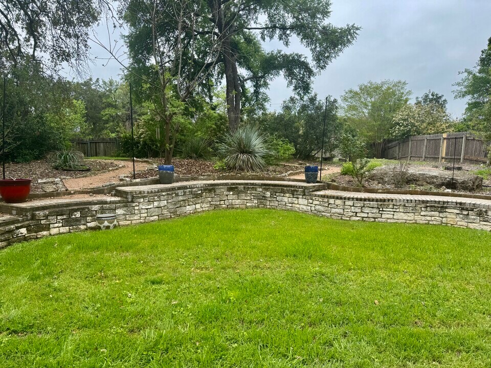 2110 Wychwood Dr in Austin, TX - Building Photo