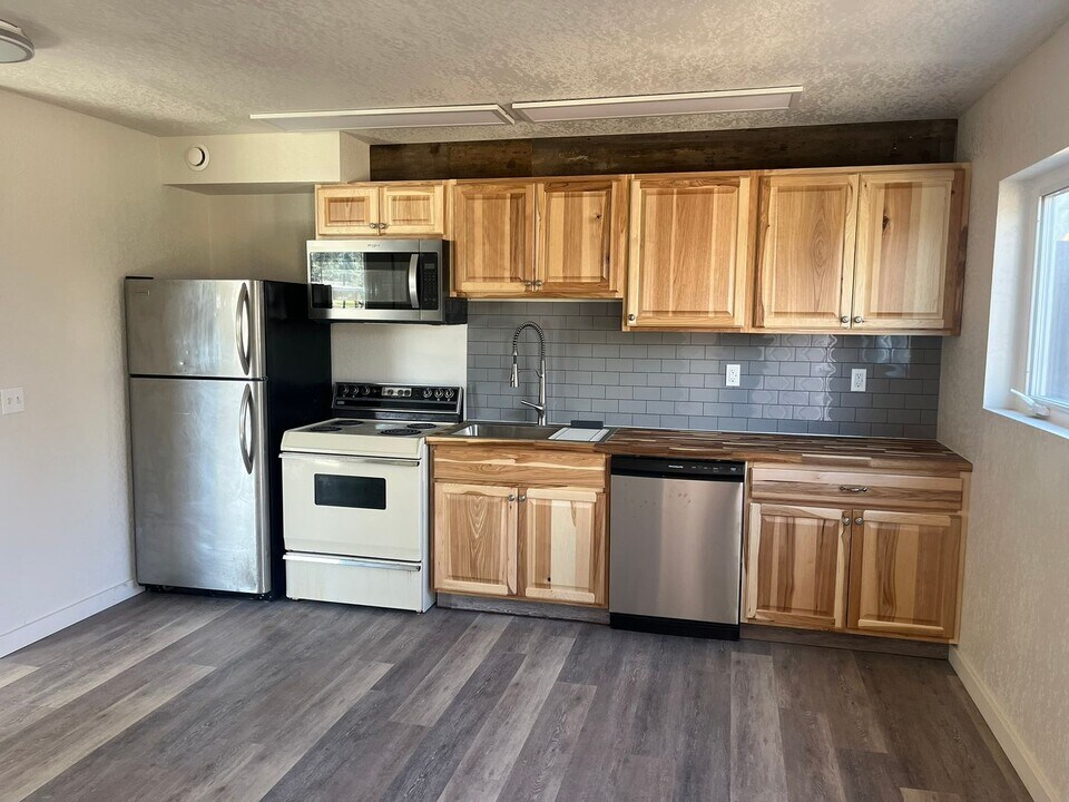 111 2nd Ave N in Hot Springs, MT - Building Photo