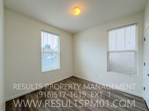 3696 Naturita Way in Sacramento, CA - Building Photo - Building Photo