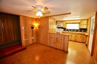 201 1/2 W Columbia St in Weatherford, TX - Building Photo - Building Photo