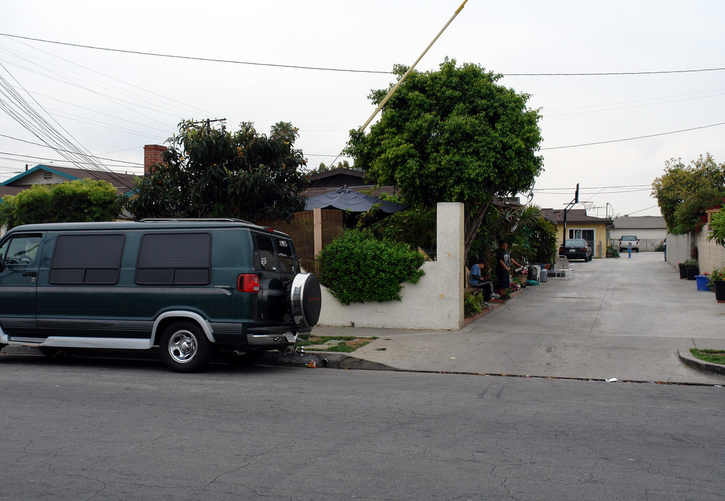 10421 S Freeman Ave in Inglewood, CA - Building Photo