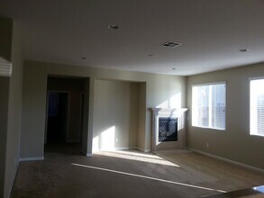 348 Anemone Ct in Patterson, CA - Building Photo - Building Photo