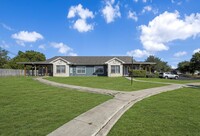 Crescent Village in Elgin, TX - Foto de edificio - Building Photo