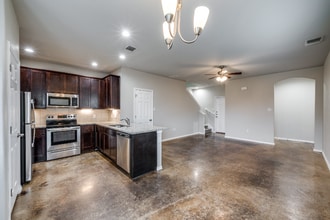 1502 Lucille St in Seguin, TX - Building Photo - Building Photo