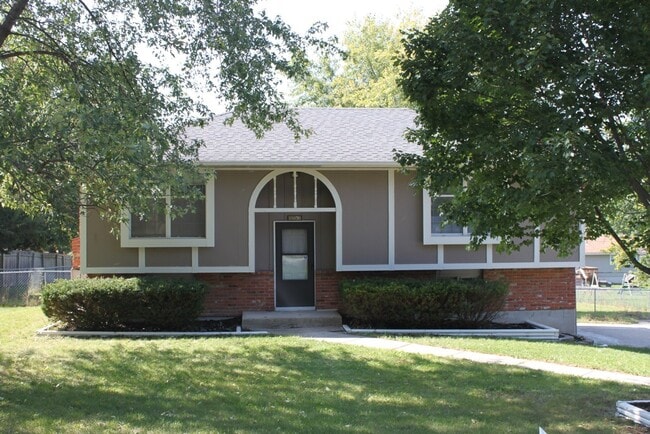 property at 10636 N Grand Ave