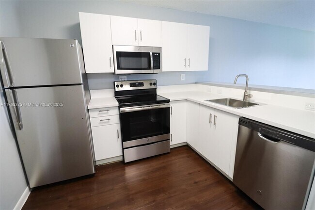 9779 Nob Hill Ct in Sunrise, FL - Building Photo - Building Photo