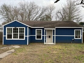 6835 Saint Augustine St in Houston, TX - Building Photo