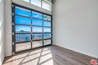 3279 San Marino St in Los Angeles, CA - Building Photo - Building Photo