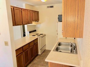 938 Cleveland St, Unit 104 in Fayetteville, AR - Building Photo - Building Photo