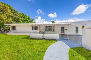 1700 N Treasure Dr in North Bay Village, FL - Building Photo