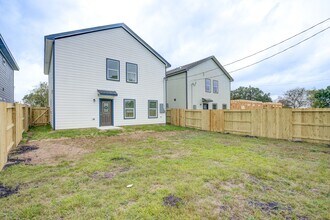 410 N 4th St in Beasley, TX - Foto de edificio - Building Photo