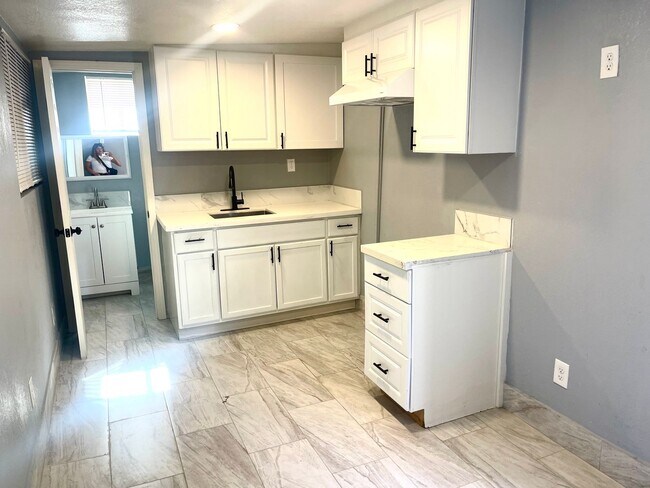 1802 Forrest St-Unit -Forrest Back unit in Bakersfield, CA - Building Photo - Building Photo
