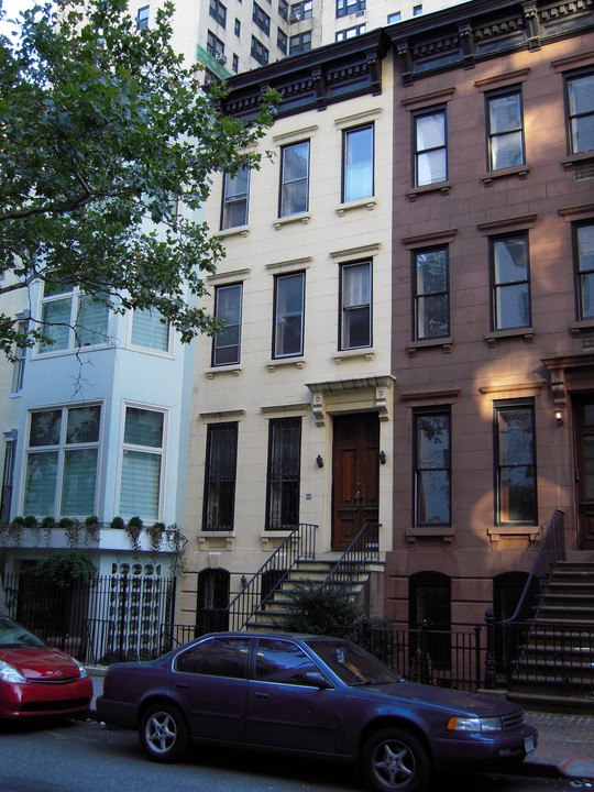 314 E 69th St in New York, NY - Building Photo