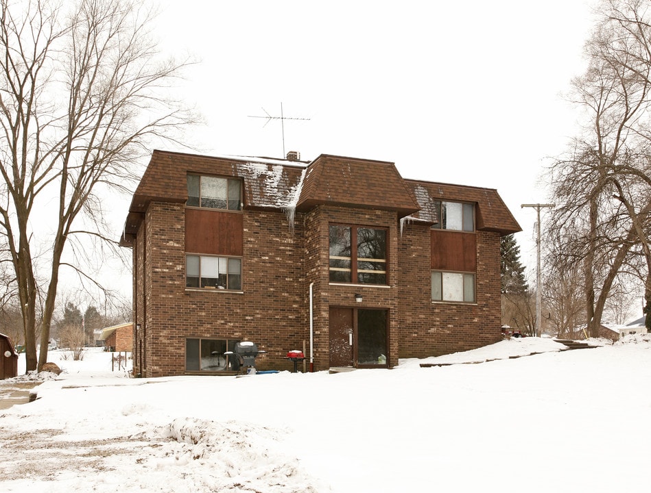 9275 Brookside Dr in Whitmore Lake, MI - Foto de edificio