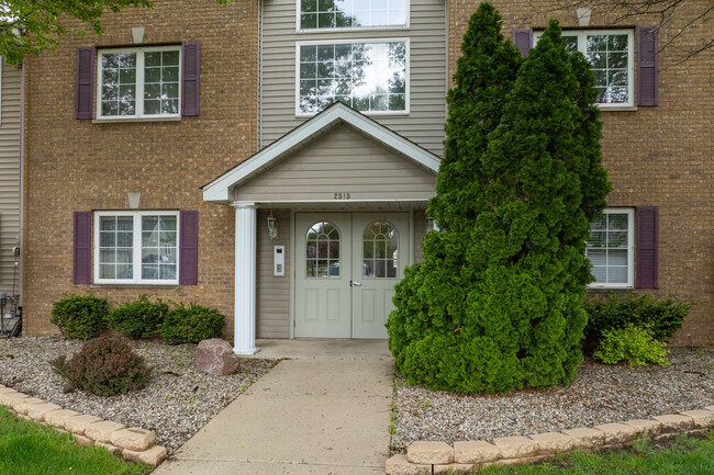 Longwood Condominiums in Highland, IN - Foto de edificio - Building Photo