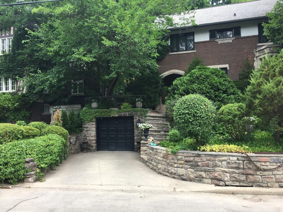 74 Poplar Plains Cres in Toronto, ON - Building Photo