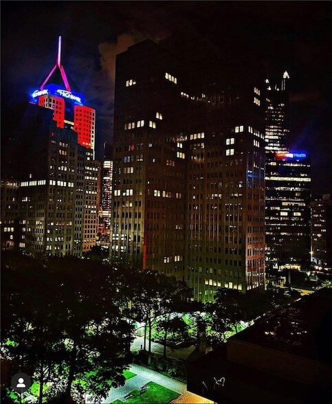 320 Fort Duquesne Blvd, Unit 10B in Pittsburgh, PA - Building Photo - Building Photo