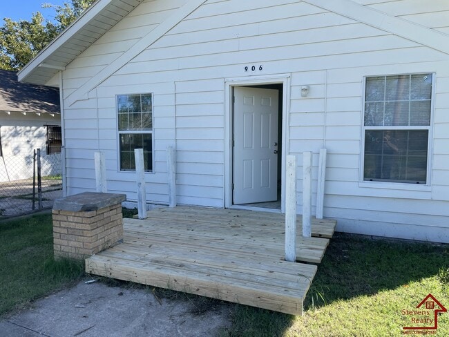property at 906 SW G Ave
