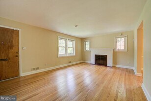 6717 44th Ave in University Park, MD - Building Photo