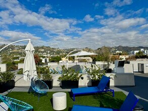 857 N Hayworth Ave in Los Angeles, CA - Foto de edificio - Building Photo