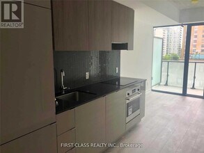 161-161 Roehampton Ave in Toronto, ON - Building Photo - Building Photo