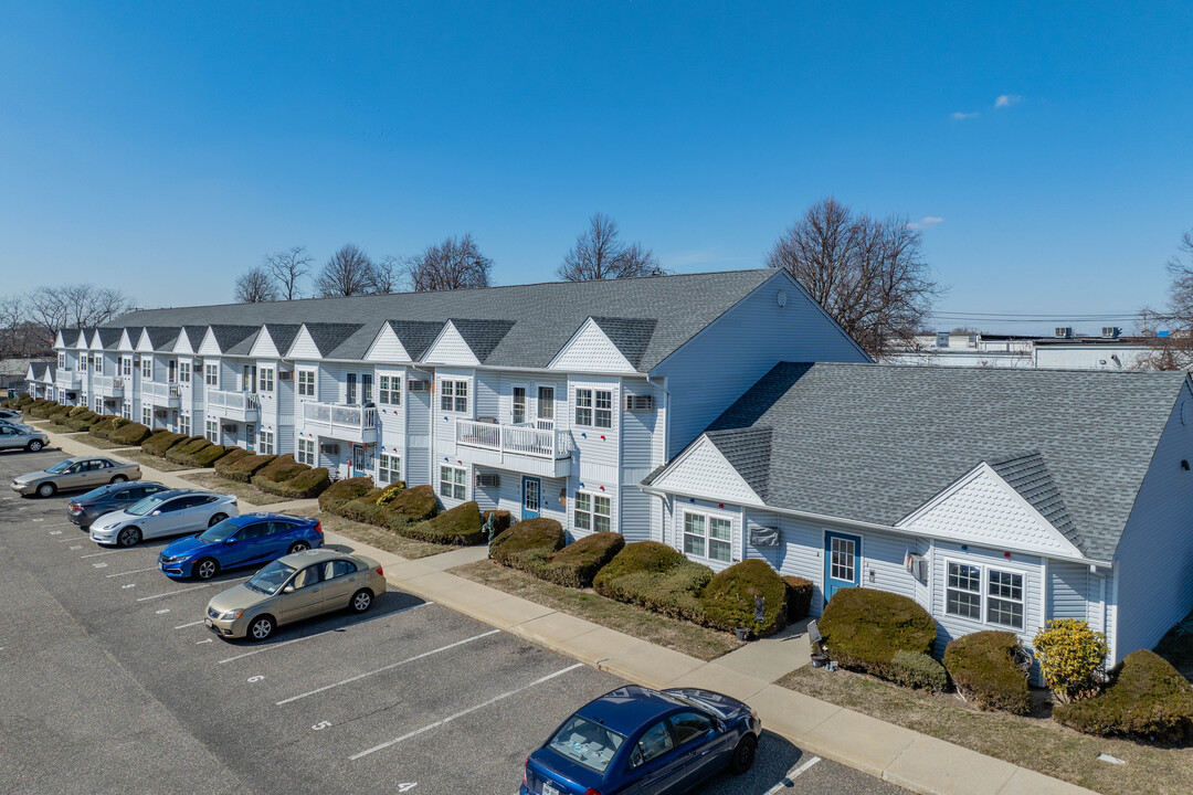 Great South Bay Villas in West Babylon, NY - Building Photo