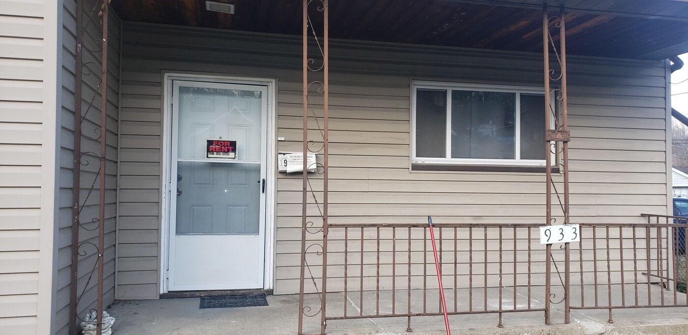 933 Idlewood Ave in Carnegie, PA - Building Photo