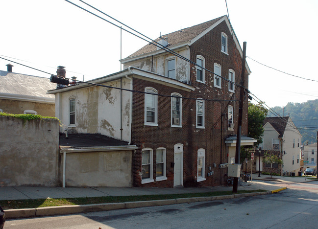 300 E Hector St in Conshohocken, PA - Foto de edificio - Building Photo