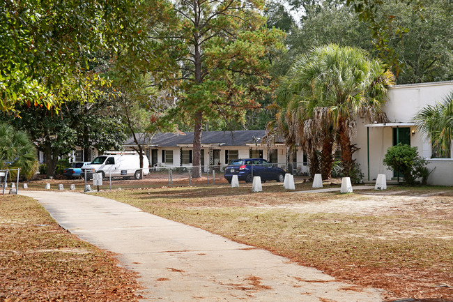 3717 Crawfordville Rd in Tallahassee, FL - Foto de edificio - Building Photo