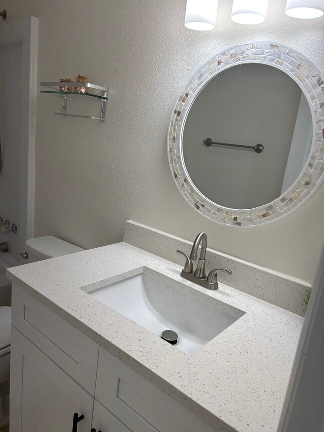 9105 Tudor Dr, Unit F101 in Tampa, FL - Foto de edificio - Building Photo