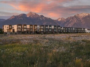 Parc View Apartments & Townhomes in Midvale, UT - Foto de edificio - Building Photo