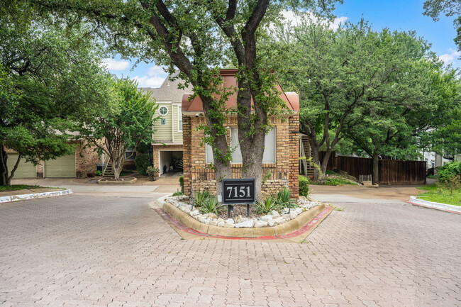 The Oaks of Lakewood in Dallas, TX - Building Photo - Building Photo