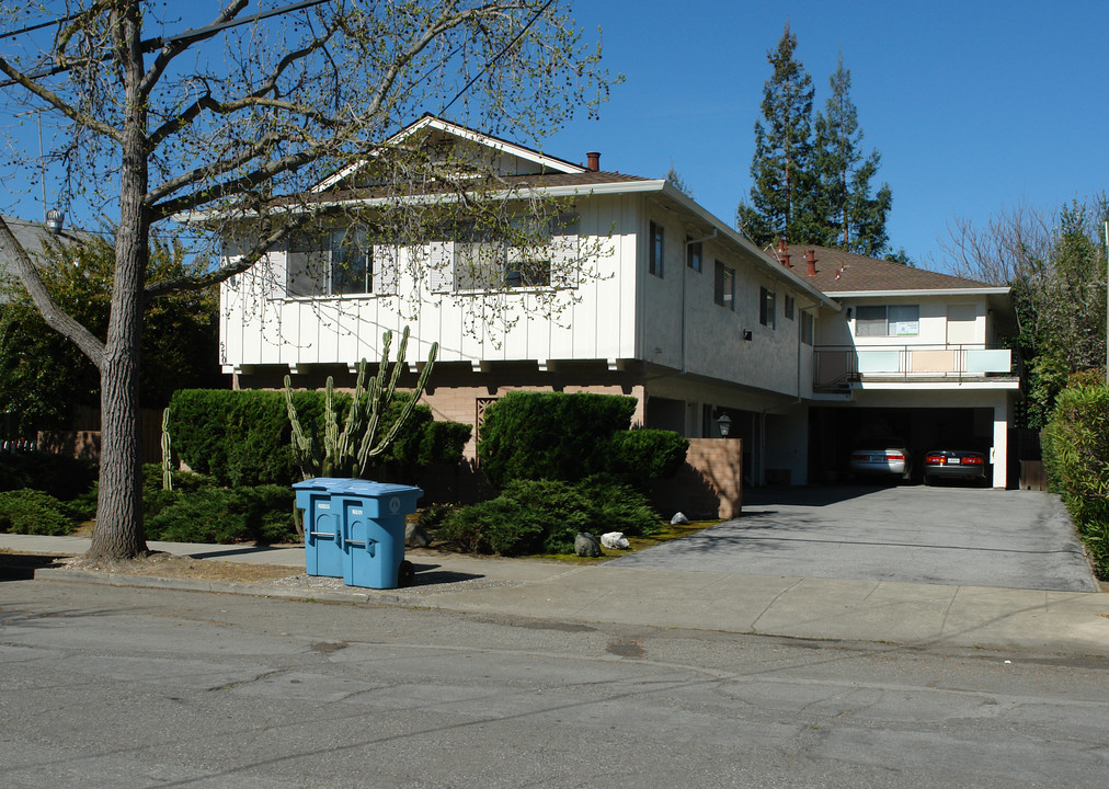 570 Oxford Ave in Palo Alto, CA - Building Photo