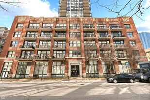 210 S Desplaines St in Chicago, IL - Building Photo