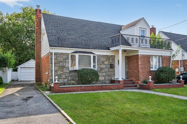 115 Norman St in New Hyde Park, NY - Building Photo - Building Photo