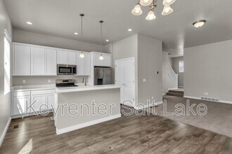 1044 W Painted Horse Ln in Bluffdale, UT - Building Photo - Building Photo