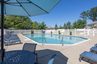 Fountain Park Apartments in DeWitt, MI - Foto de edificio - Building Photo