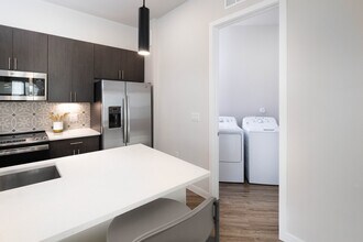 Avalon Townhomes at Bee Cave in Austin, TX - Foto de edificio - Building Photo