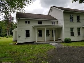 56 Shelterwood Rd, Unit E in East Greenbush, NY - Foto de edificio - Building Photo