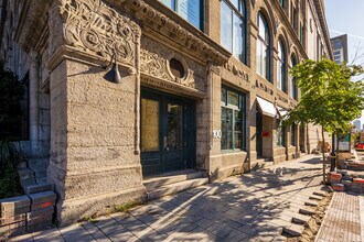 100-104 Saint-Antoine O in Montréal, QC - Building Photo - Building Photo