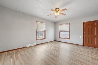 1218 W Locust St in Milwaukee, WI - Building Photo - Building Photo