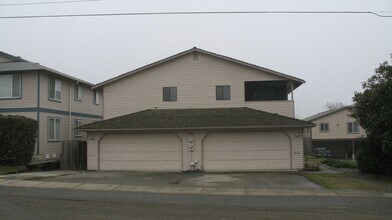 824 SE Jensen St in Oak Harbor, WA - Foto de edificio - Building Photo