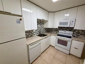 702 Gardens Dr in Pompano Beach, FL - Building Photo - Building Photo