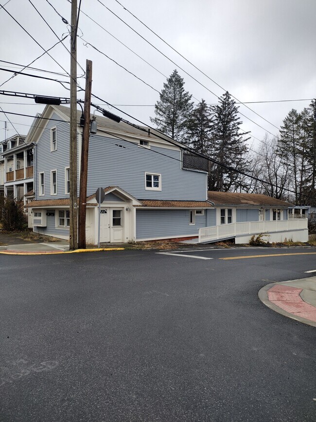 560 Washington St, Unit Apartment #2 in Hudson, NY - Building Photo - Building Photo