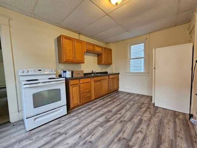 31 Shaw St, Unit 31A Shaw St. in Sanford, ME - Building Photo - Building Photo