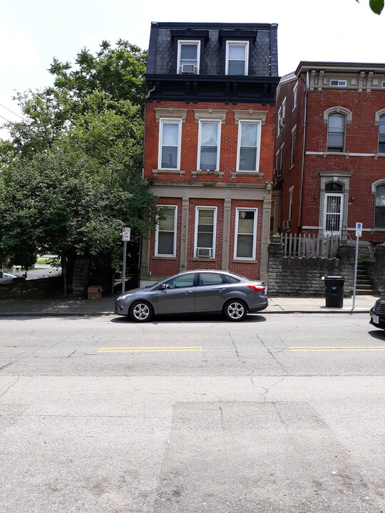 111 E University Ave in Cincinnati, OH - Foto de edificio